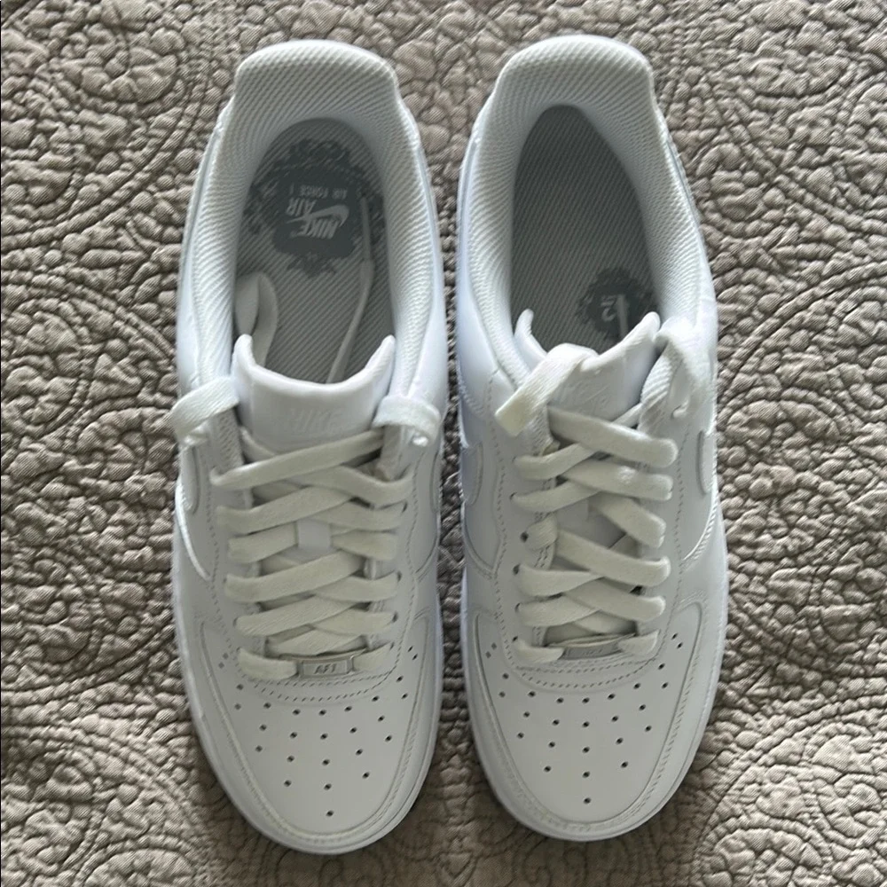 NEW NIKE AIR FORCE 1 Sneakers in White Size US 8 EUR 39 - Picture 4 of 14
